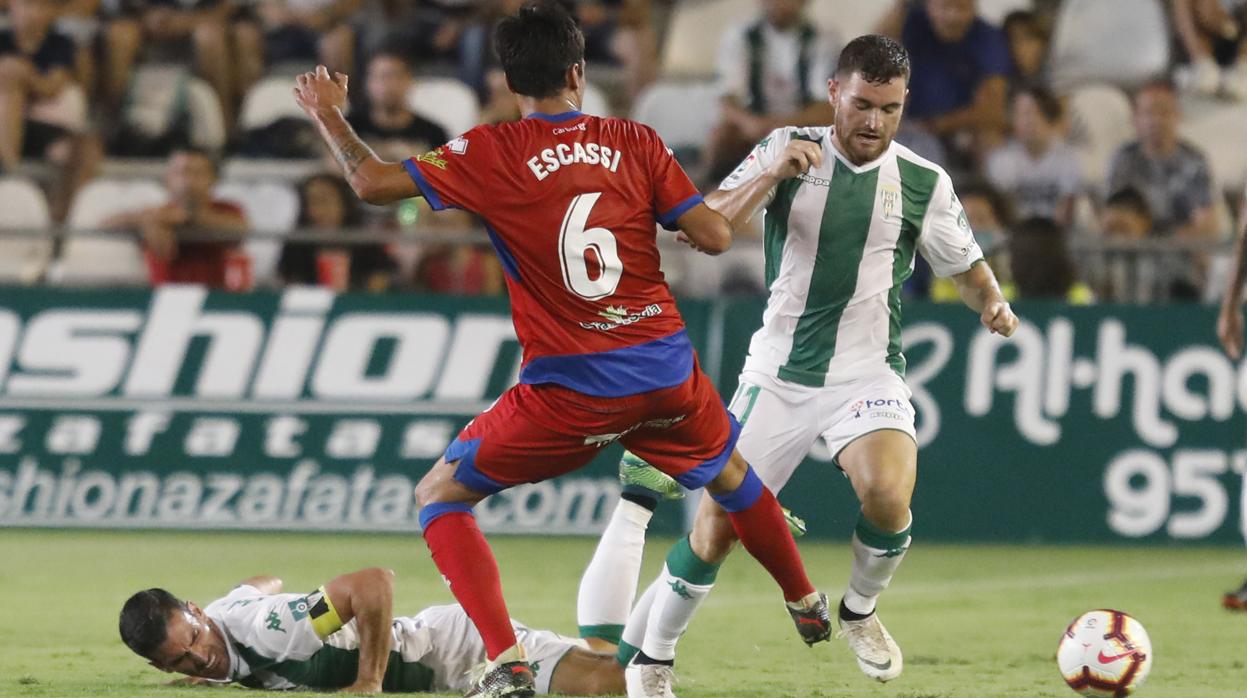 Javi Galán conduce el esférico ante el Numancia