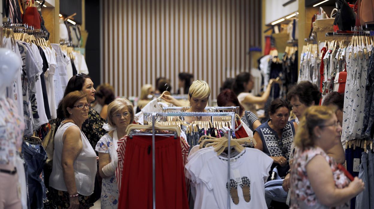 Clientas en el interior de una tienda de ropa del centro