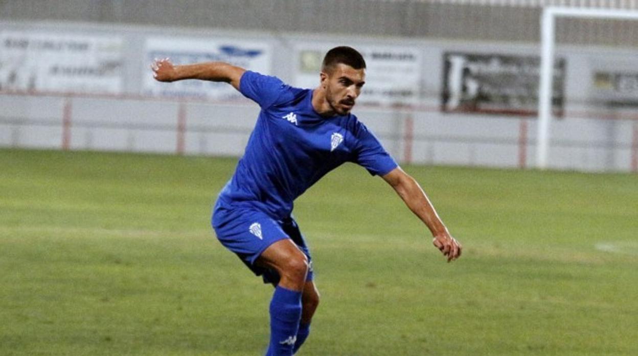 El cordobesista Zelu conduce el balón en la pretemporada