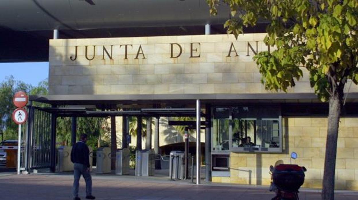 La entrada a la sede administrativa de la Junta, en Torretriana
