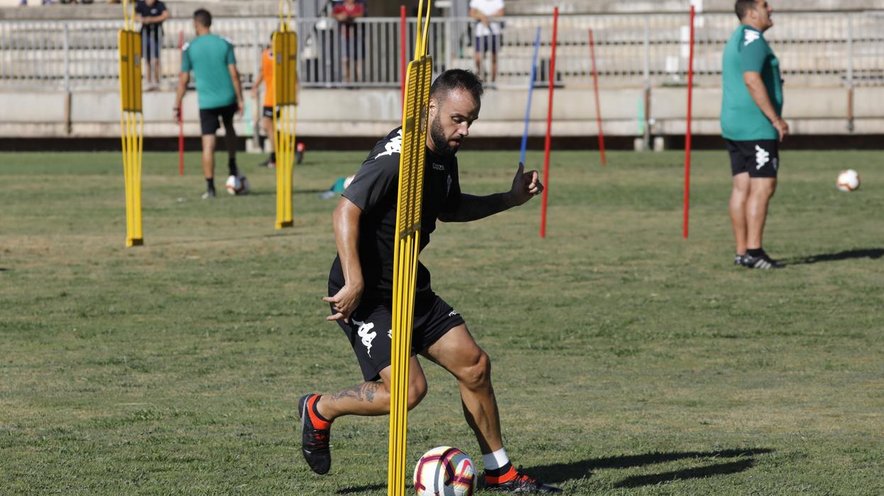 El pivote del Córdoba CF Edu Ramos pasa una pica en un entrenamiento