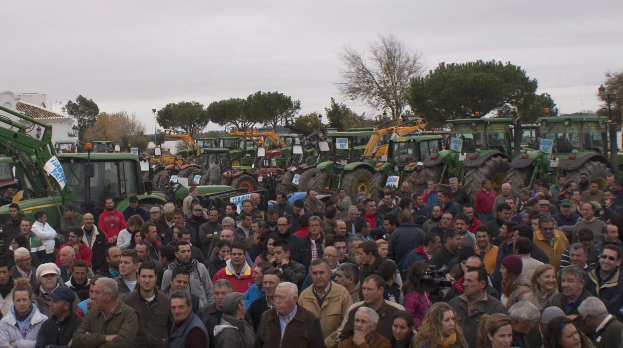 Una de las tractoradas realizadas por los regantes ante la falta de agua en el Condado onubense