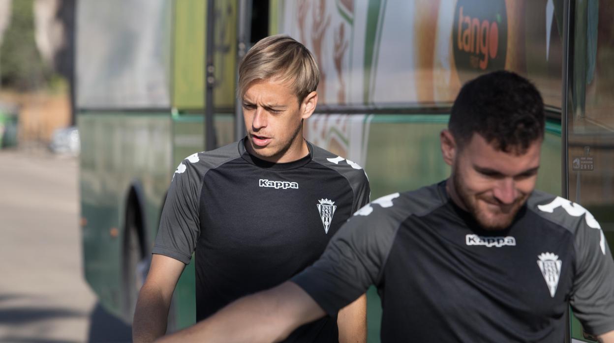 Javi Lara baja del autocar para un entrenamiento del Córdoba CF