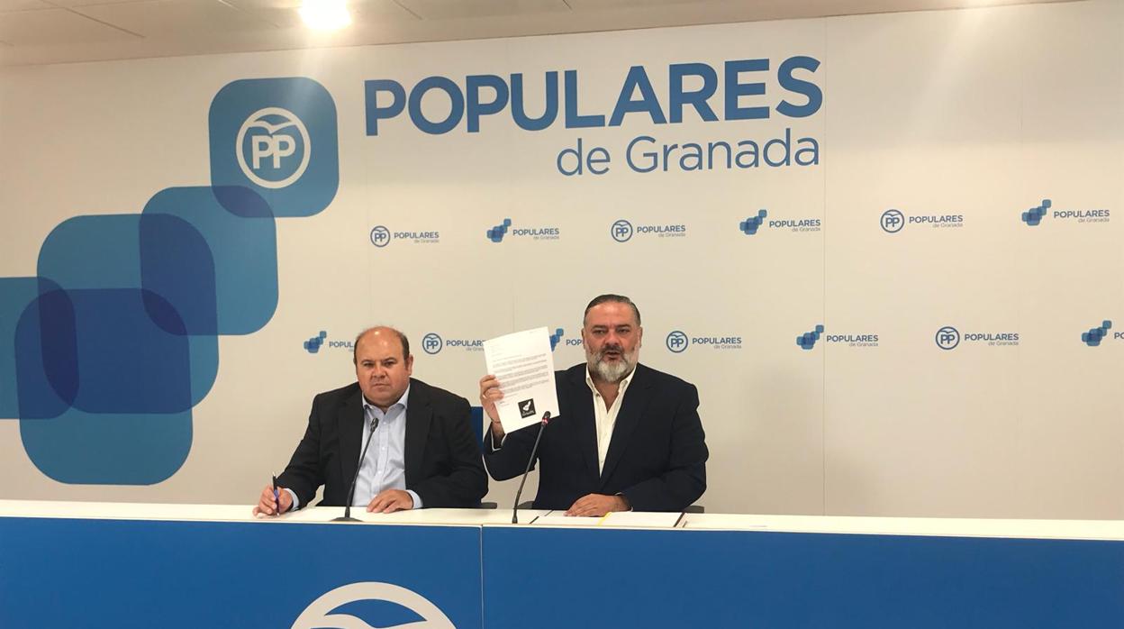 José Robles y Pablo García, durante la rueda de prensa en la sede del PP de Granada.