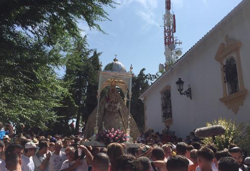 La Virgen de la Sierra justo en la salida de su santuario a las 4 de la tarde