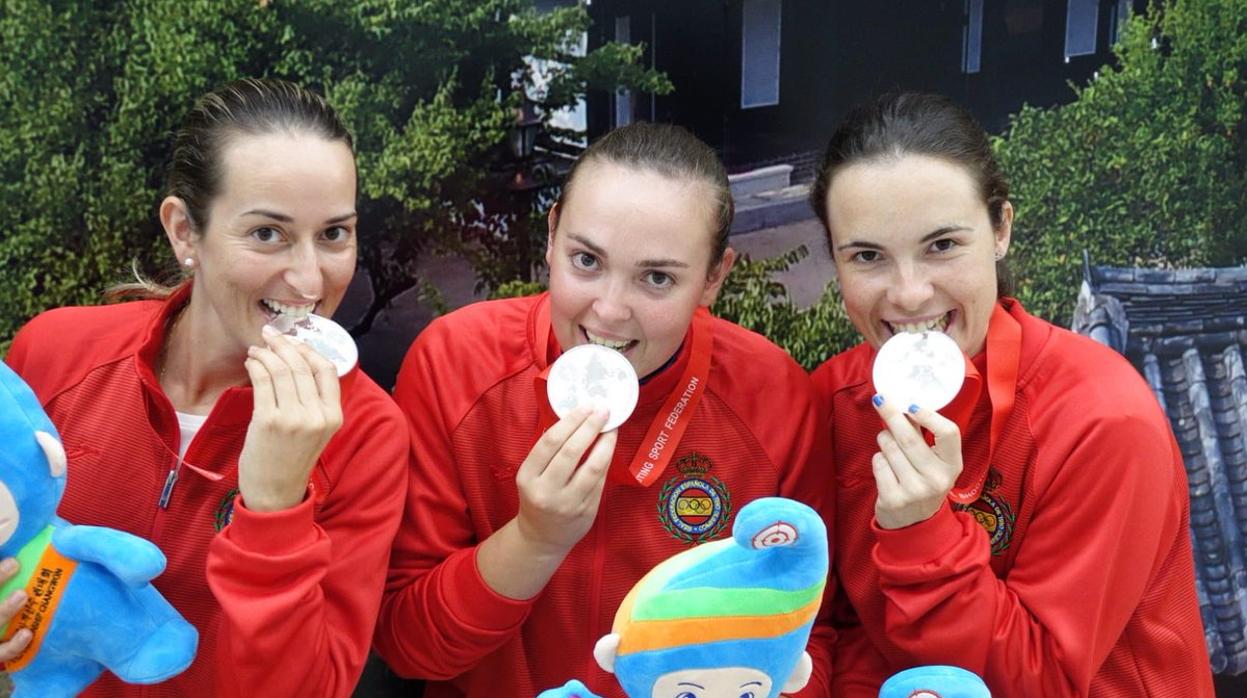 La baenense Fátima Gálvez, a la izquierda, y la montoreña Paqui Muñoz, en el centro, con la medalla de plata