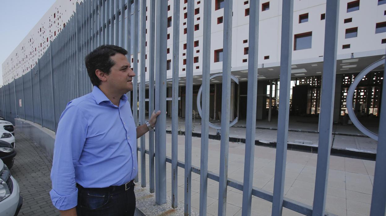 Bellido mira por la verja del Centro de Ferias y Convenciones del Parque Joyero
