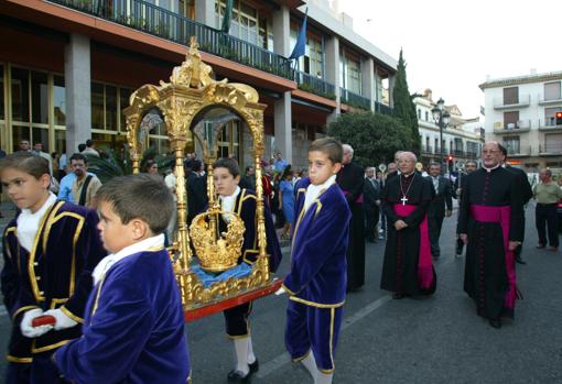 Traslado de las coronas desde el Ayuntamiento de Córdoba