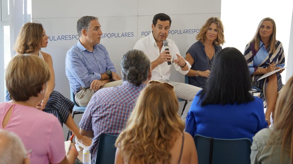 Juanma Moreno, reunido en Málaga con representantes de asociaciones de padres y madres