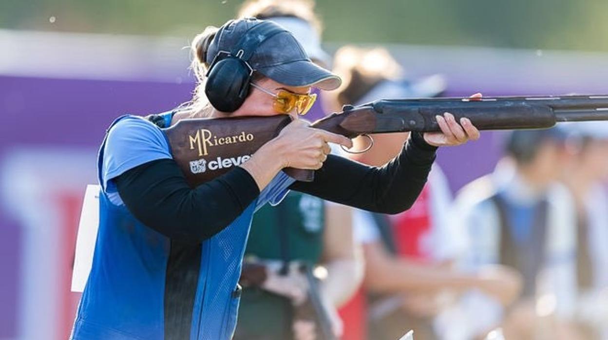 La baenense Fátima Gálvez durante la competición de foso olímpico