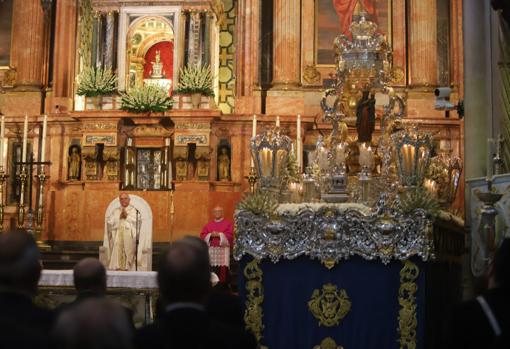 El obispo, durante la misa junto a la Virgen de la Fuensanta