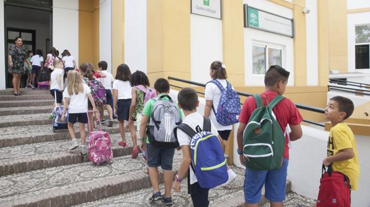 Escolares entrando en un centro educativo