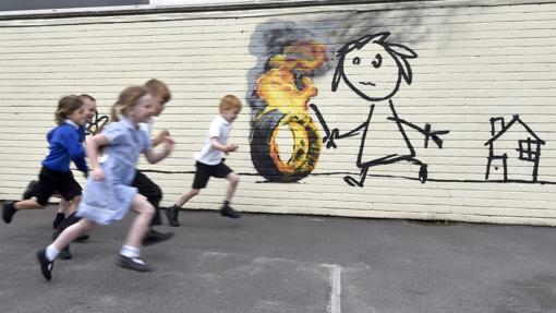 Niños en el pario de un centro escolar