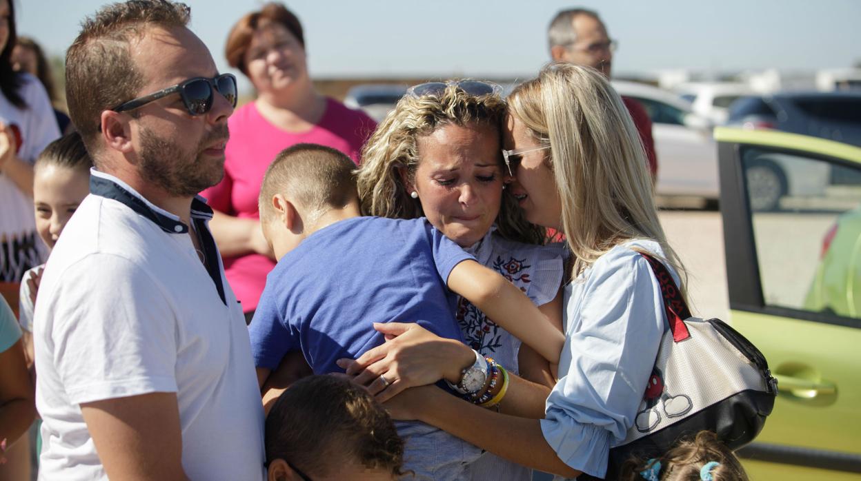 Padres del menor de La Carlota ante las puertas del colegio