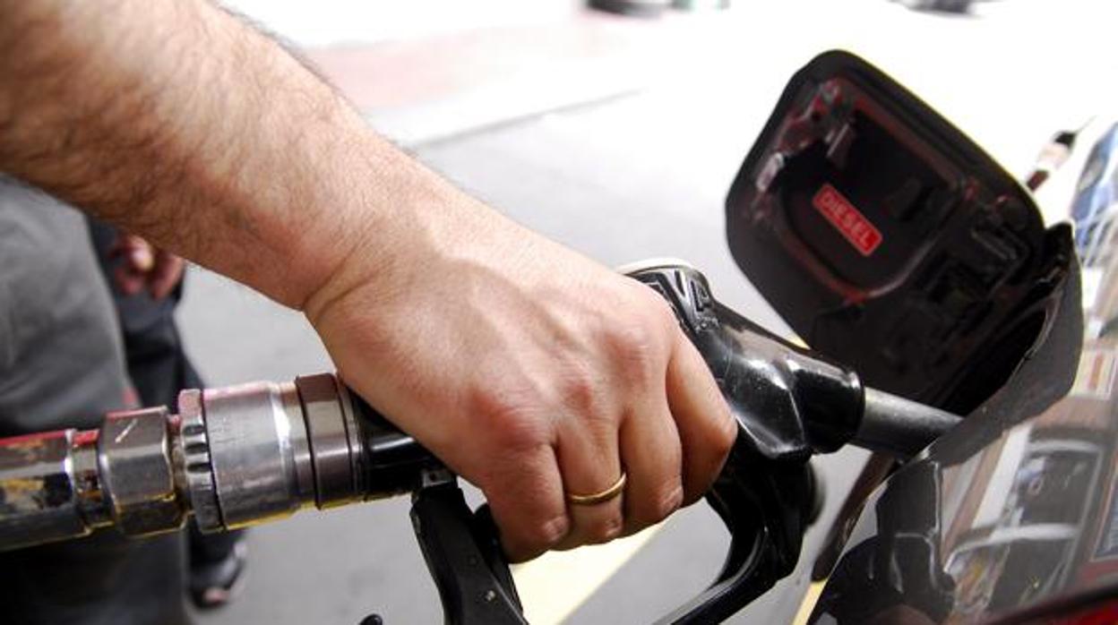 Un hombre reposta en la gasolinera