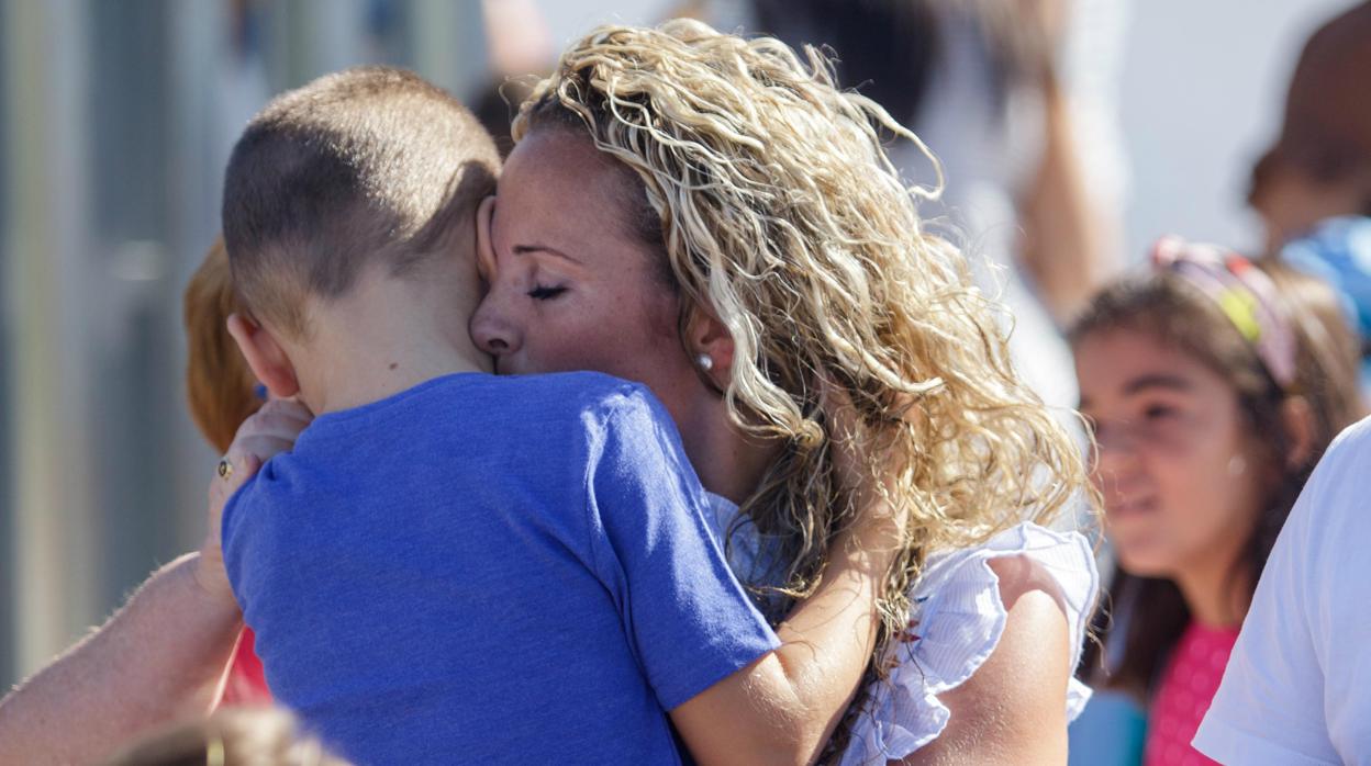 Conchi Sierra con su hijo el primer día de clase en La Carlota, donde se le impidió la entrada al menor