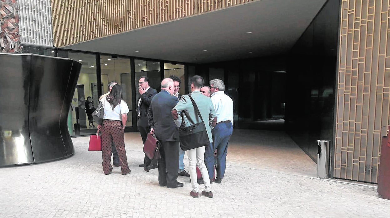 Abogados de los declarantes, ayer en la entrada de la Ciudad de la Justicia
