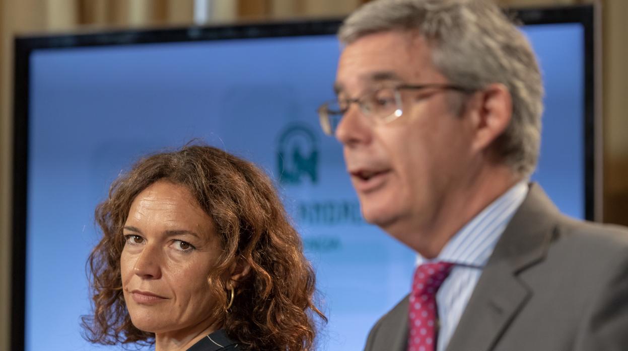 El portavoz del Gobierno, Juan Carlos Blanco, junto a la consejera de Universidad, Lina Gálvez