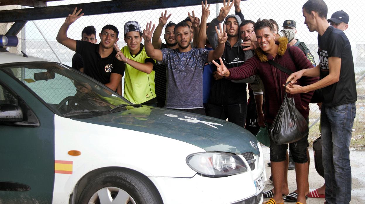 Llegada al puerto de Motril de los 24 inmigrantes magrebíes, entre los que hay cuatro menores, este fin de semana