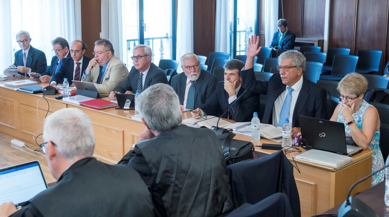 Ángel Turrión, perito del Estado, levanta la mano para tomar la palabra en el juicio del caso ERE
