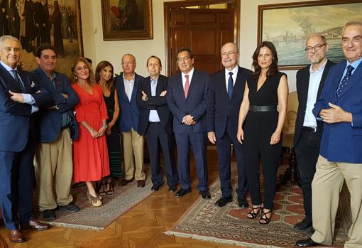 Foto de familia con todos los presentes en la jornada