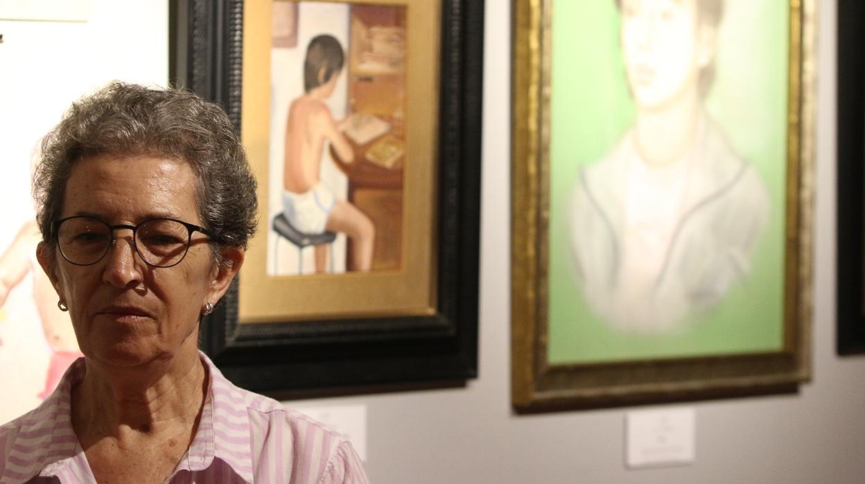 Antonia Guevara, madre del niño pintor, delante de las obras que fomran la exposición