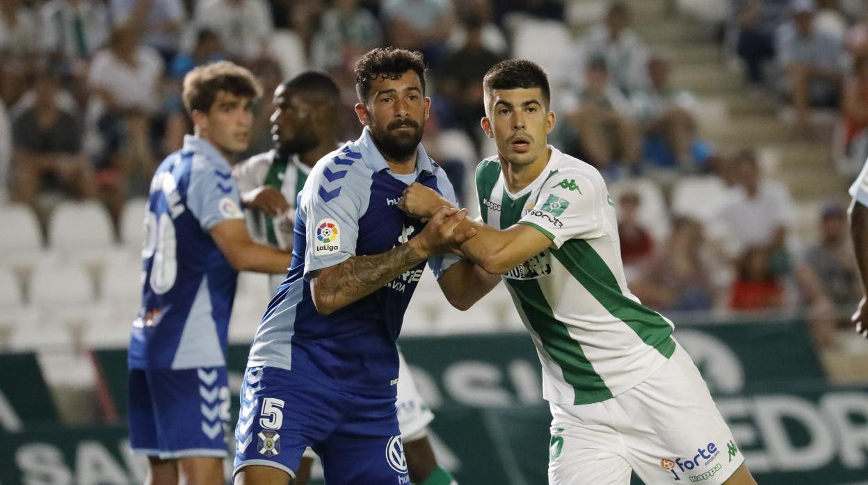 Quintanilla, en una acción del partido entre el Córdoba CF y el CD Tenerife este sábado en El Arcángel