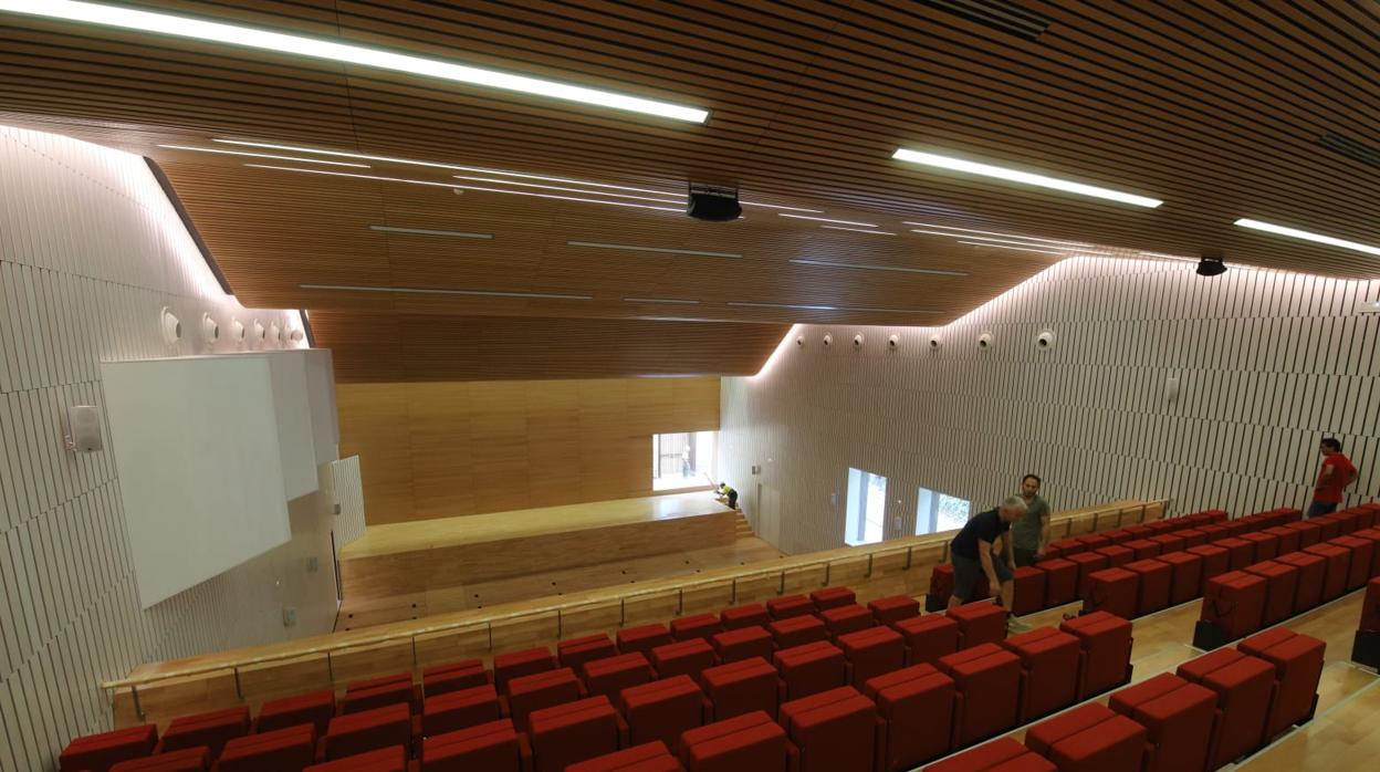 Operarios dan los últimos retoques al plenario del Palacio de Congresos