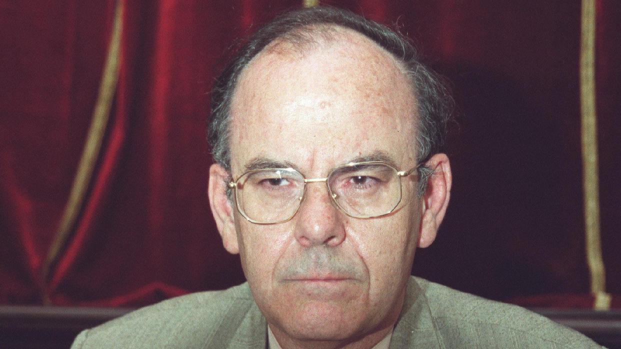 El poeta Fernando Serrano en la presentación de un libro suyo