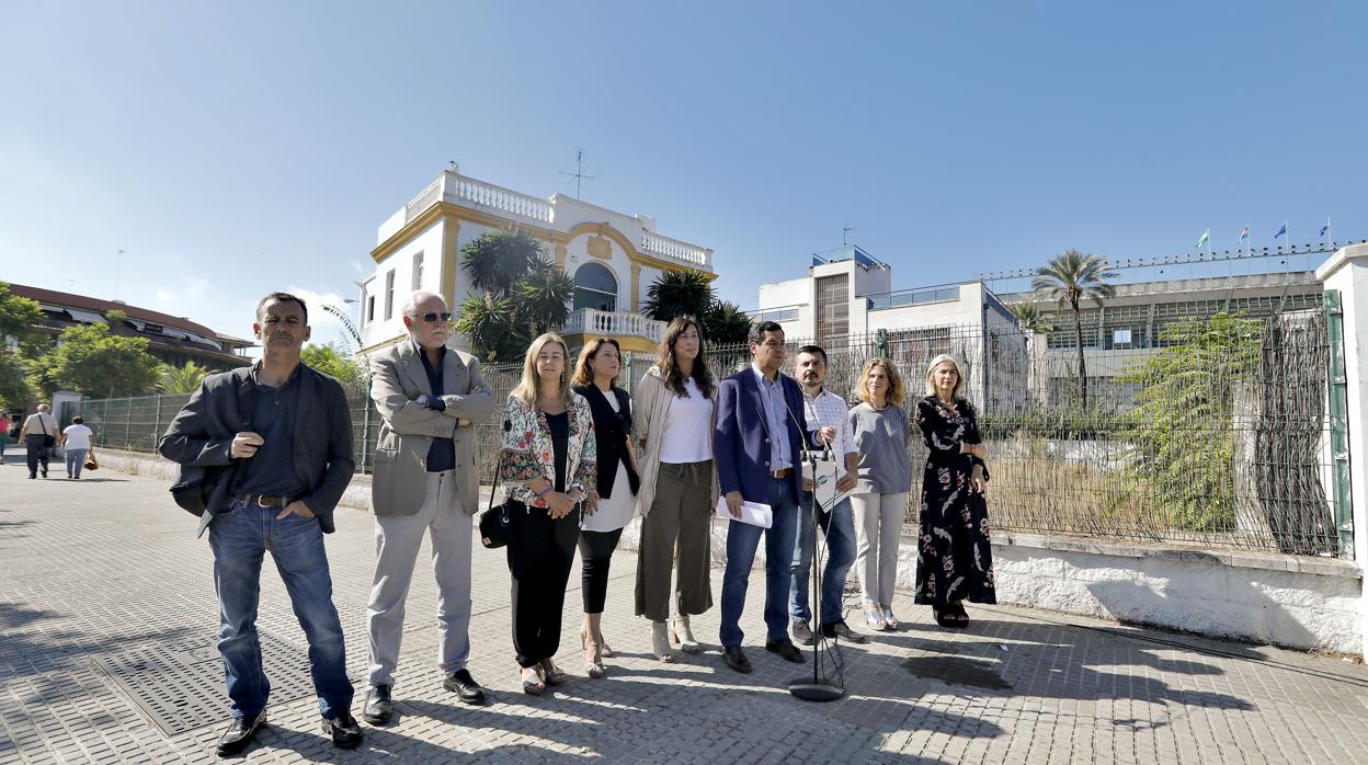 Juanma Moreno, con su equipo, esta mañana en Sevilla