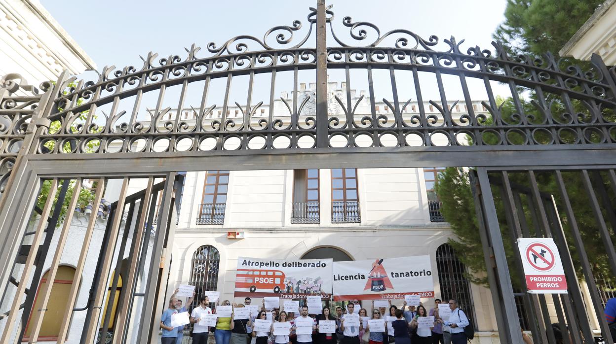 Protesta de trabajadores de Tanatorios de Córdoba en la Gerencia de Urbanismo