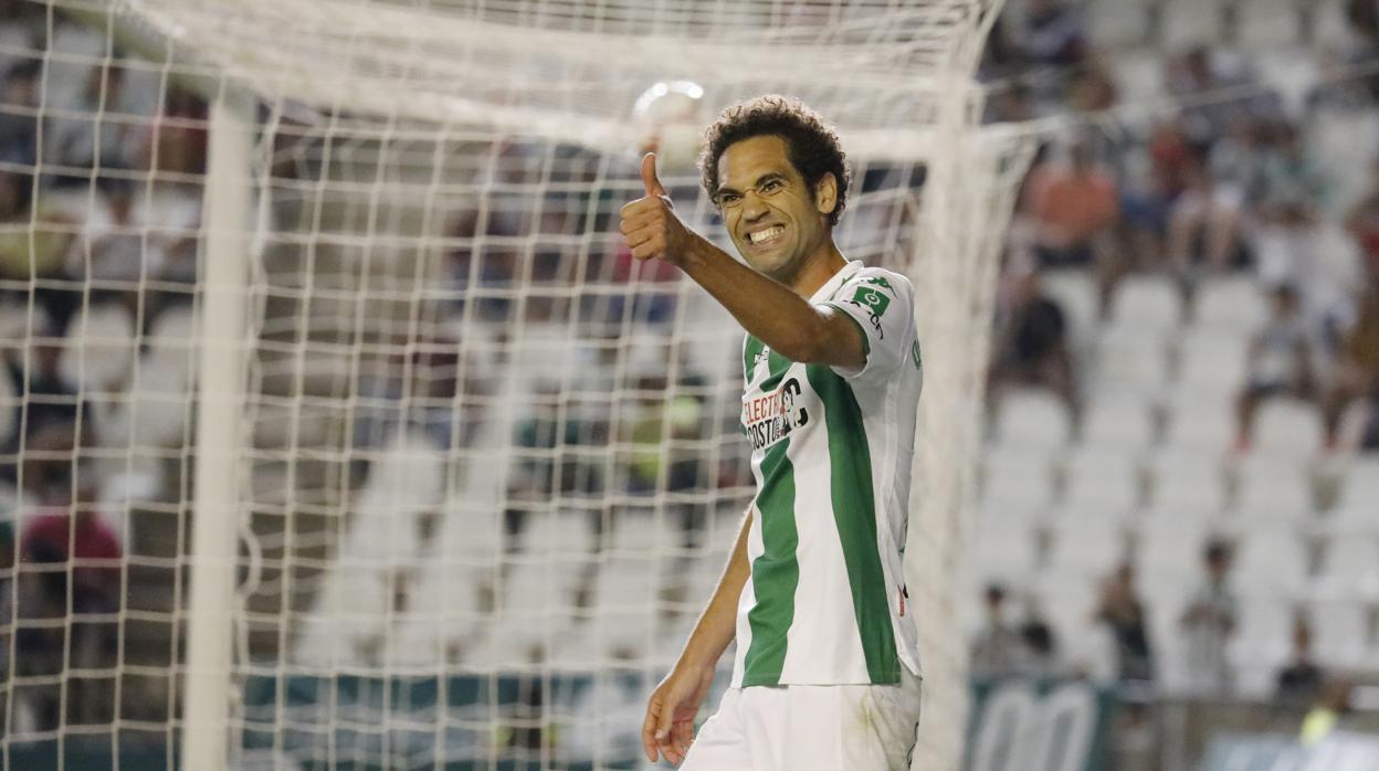 Araujo realiza un gesto de aprobación