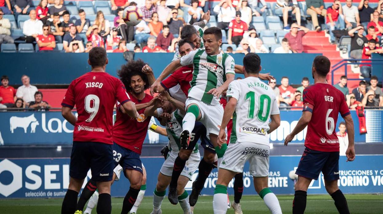 Sasa Jovanovic intenta cabecear un centro en el partido Osasuna-Córdoba