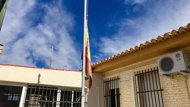 Lágrimas y bandera a media asta en el cuartel del guardia civil muerto tras un tiroteo en Granada