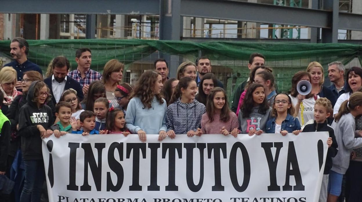 Concentración en Teatinos por la situación educativa