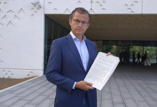 David Dorado con la denuncia presentada este martes en la mano