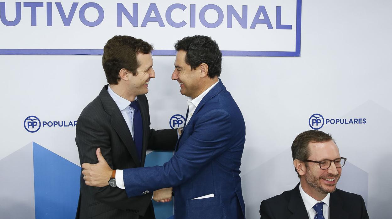 Pablo Casado saluda a Juanma Moreno en la reunión de este martes del Comité Ejecutivo Nacional del PP