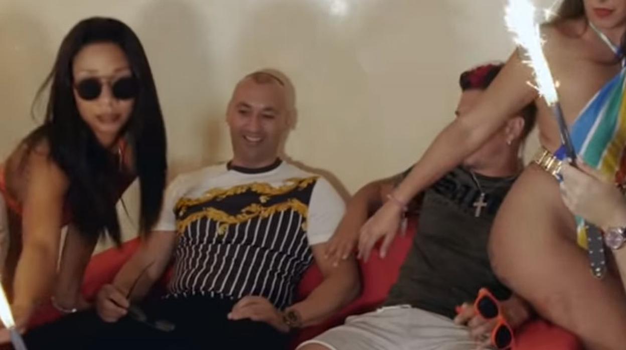 Francisco Tejón, de camiseta blanca y pantalón negro, en una de las escenas del videoclip