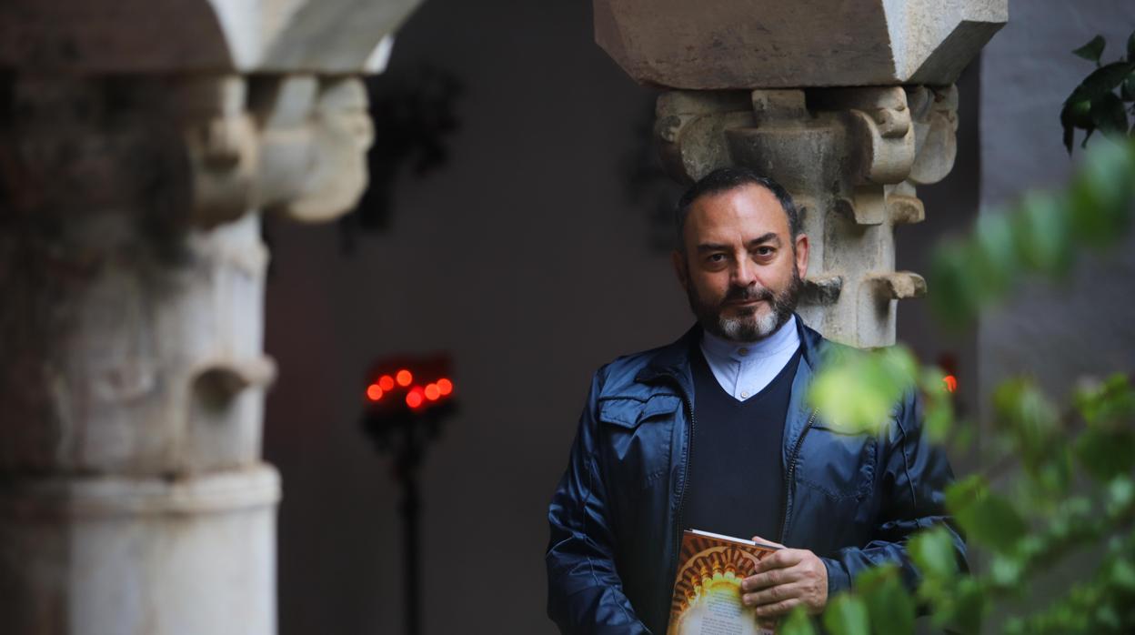 Jesús Sánchez Adalid, en el patio del convento de las capuchinas de Córdoba
