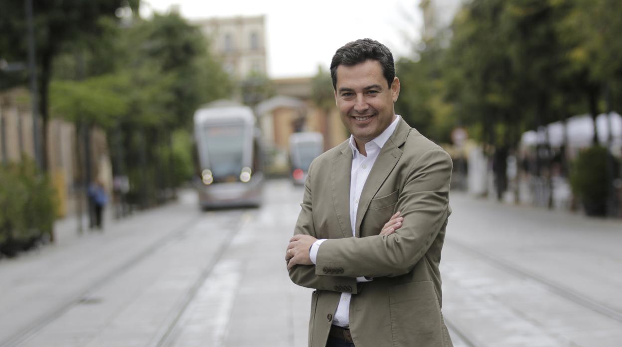 Juanma Moreno en la calle San Fernando de Sevilla