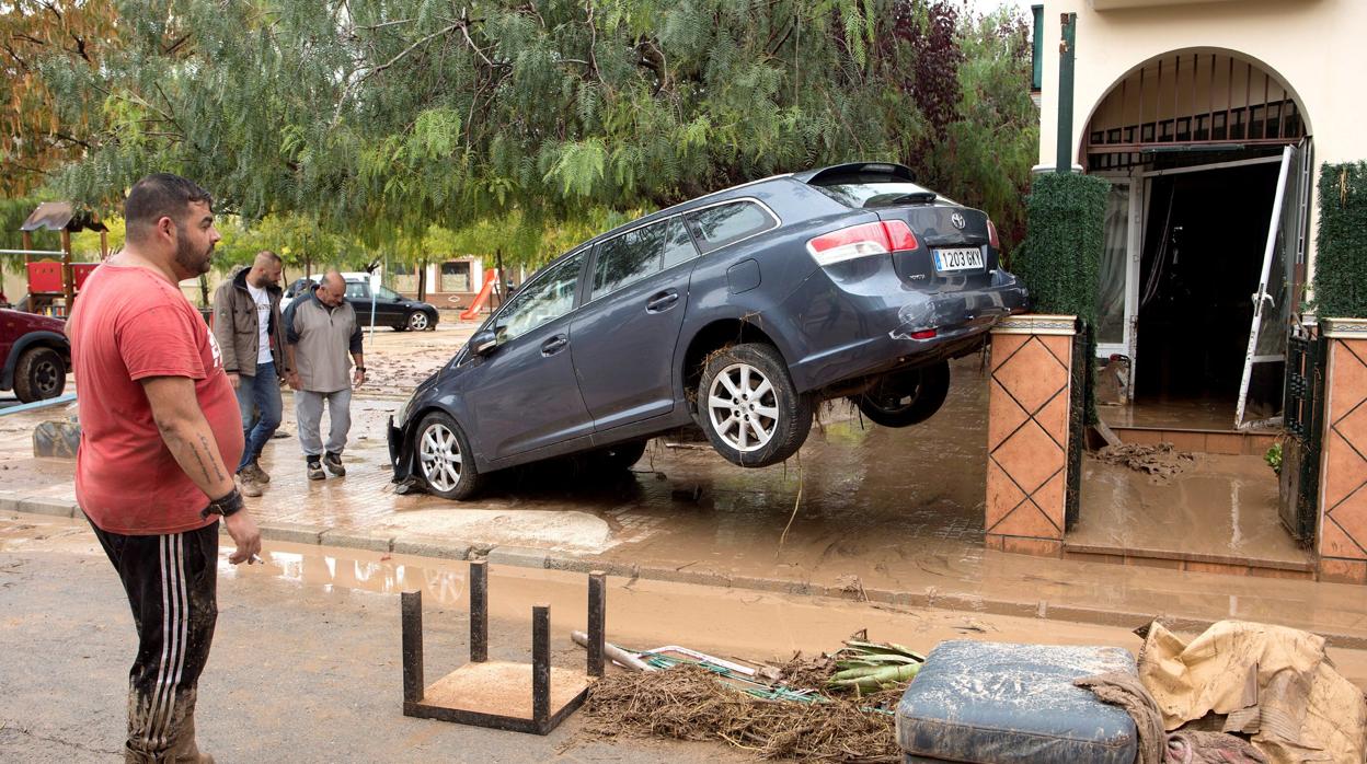 Vecinos de la localidad malagueña de Campillos observan y limpian los desperfectos en viviendas y coches producidos por las fuertes lluvias