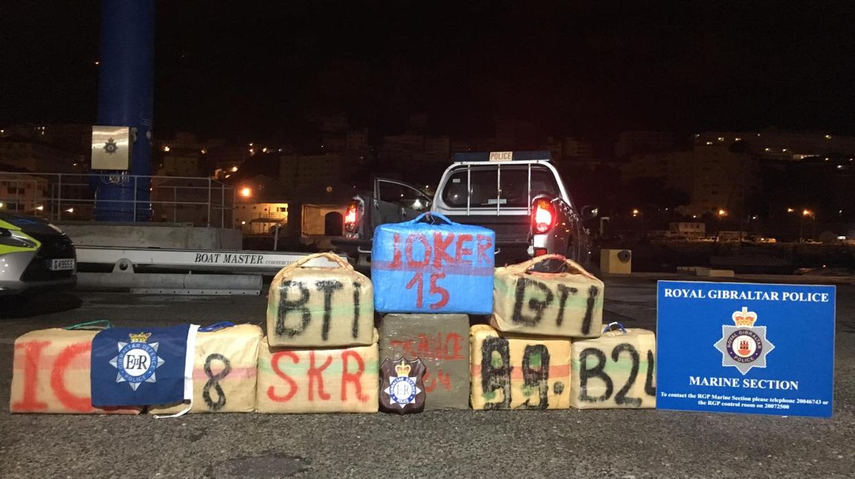 Imagen de los fardos de cannabis intervenidos por Gibraltar.