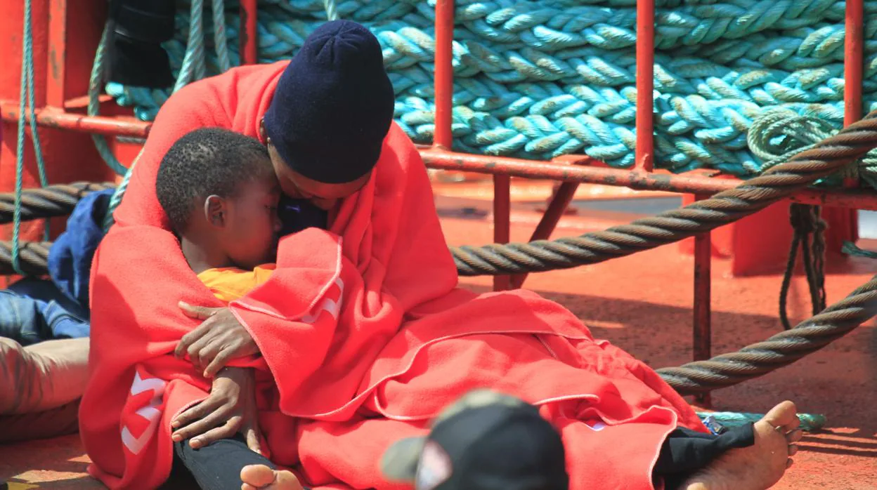 Algunas de las personas rescatadas cuando intentaban alcanzar las costas españolas