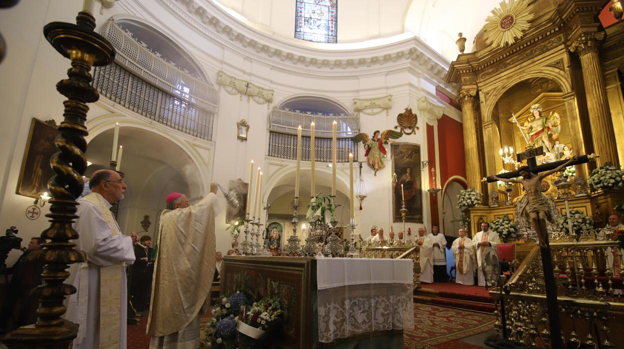 El obispo de Córdoba, Demetrio Fernández, ante San Rafael en la iglesia del Juramento