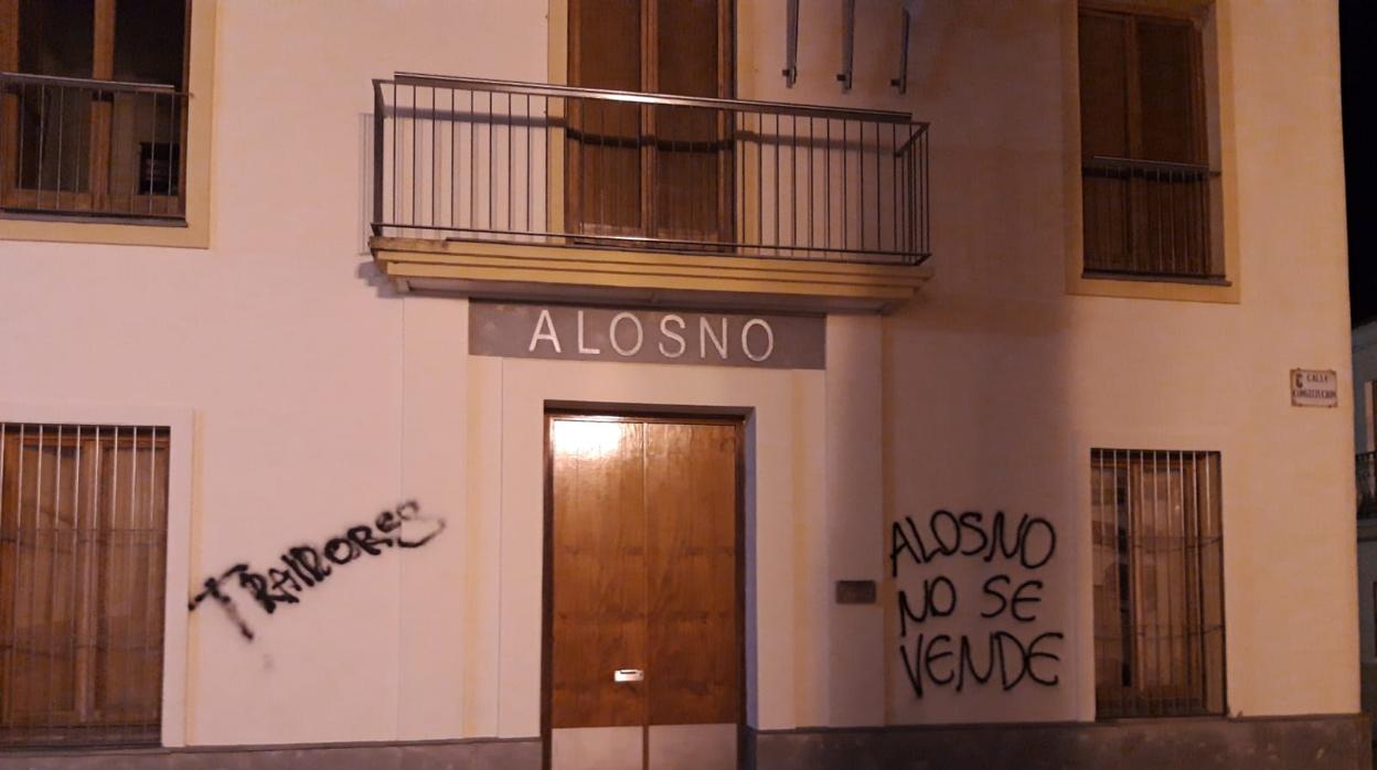 La fachada del Ayuntamiento, lleno de pintadas