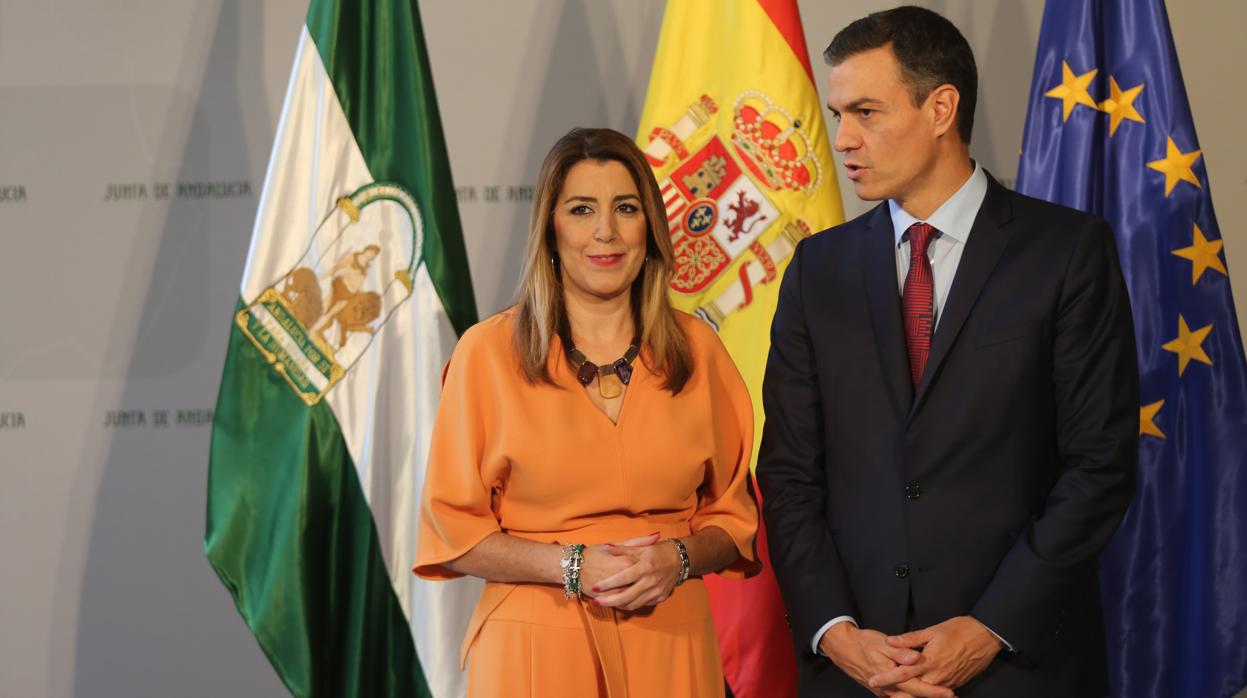 La presidenta de la Junta de Andalucía, Susana Díaz, junto al presidente Sánchez en el Palacio de San Telmo
