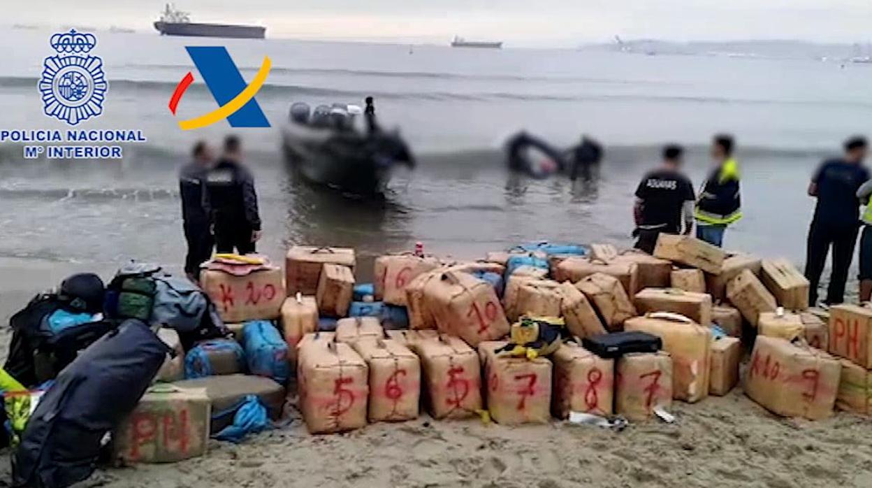 Video de la droga y la narcolancha intervenidas en esta operación