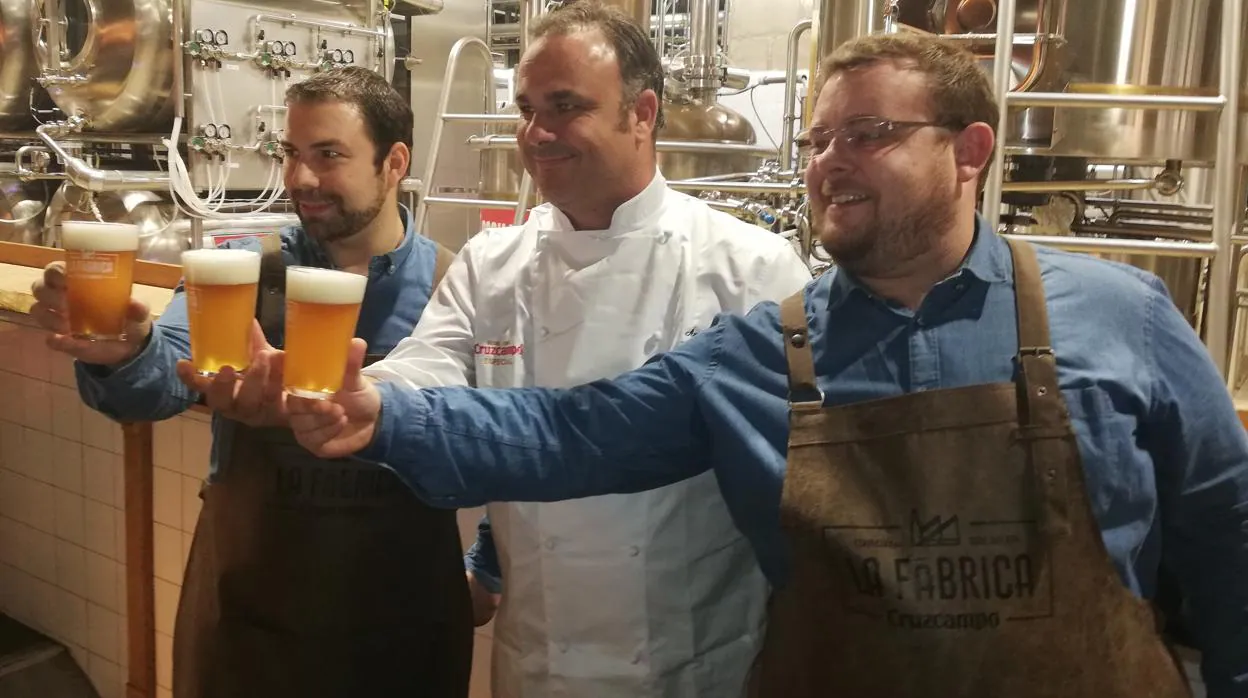 El chef Ángel León junto a los maestros cerveros con los que ha creado la Pale Ale Marina