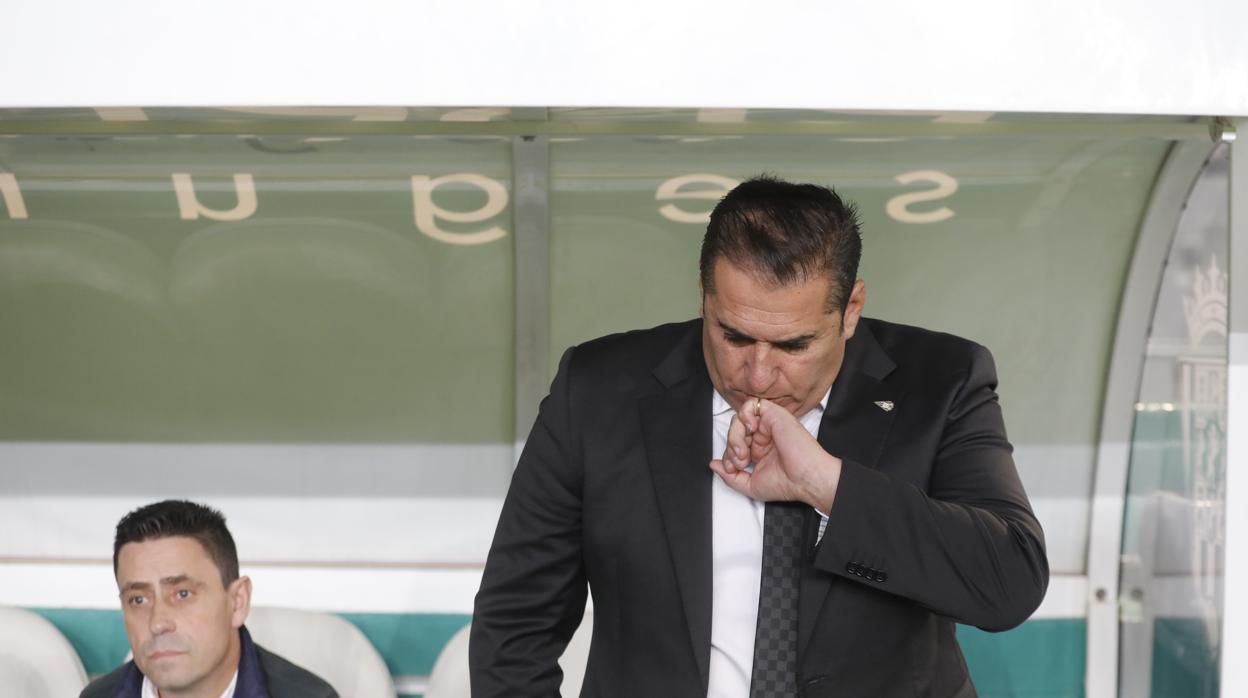Sandoval besa su anillo antes de que comience el partido