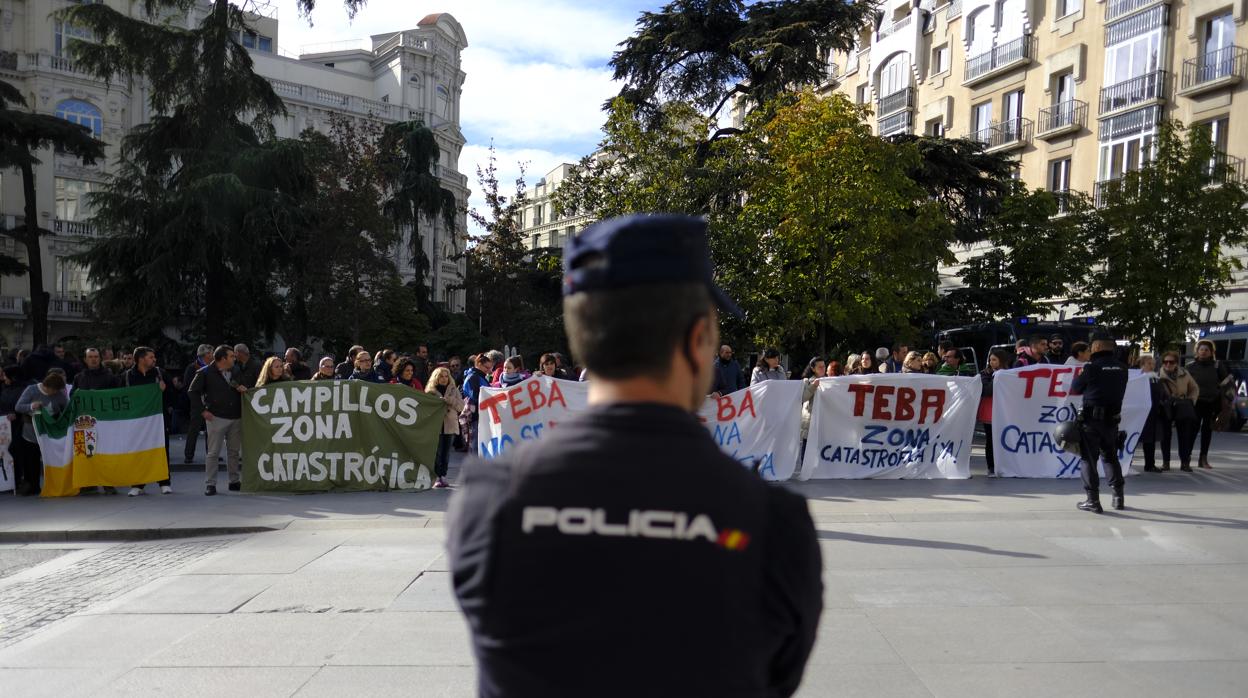 Los vecinos de Campillos y Teba, concentrados el viernes frente al Congreso de los Diputados